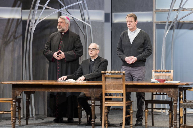 Komödie im Bayerischen Hof: Kardinalfehler mit Dieter Fischer (Bischof), Ralf Komorr (Reiseplaner des Vatikans), Joachim Vollrath (Generalvikar) (©Foto: Alvise Predieri)